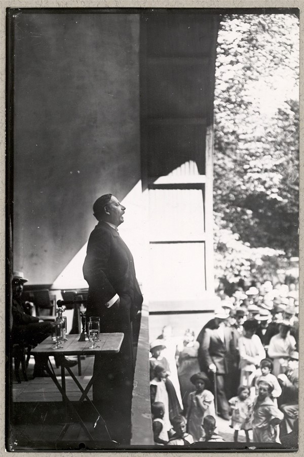 Edvard Brandes taler i Kongens Have under folketingsvalget i 1925