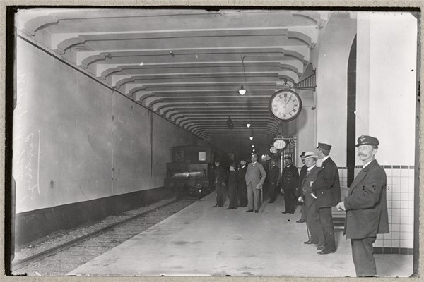 Henrik Cavling med stok på perronen på Boulevardbanens station ved Nørreport