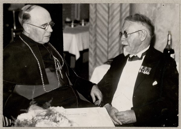Johannes Jørgensen i samtale med katolsk præst