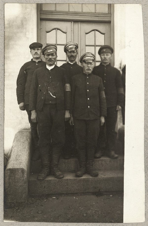 Fem russiske krigsfanger foran hus i Brørup