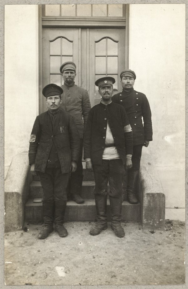 Fire russiske krigsfanger foran hus i Brørup