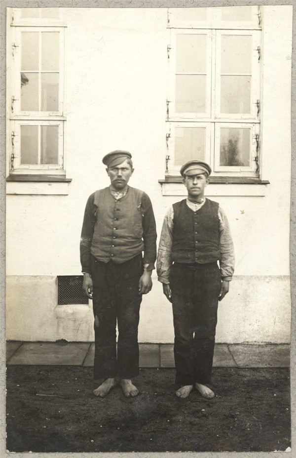 To russiske krigsfanger foran hus i Brørup