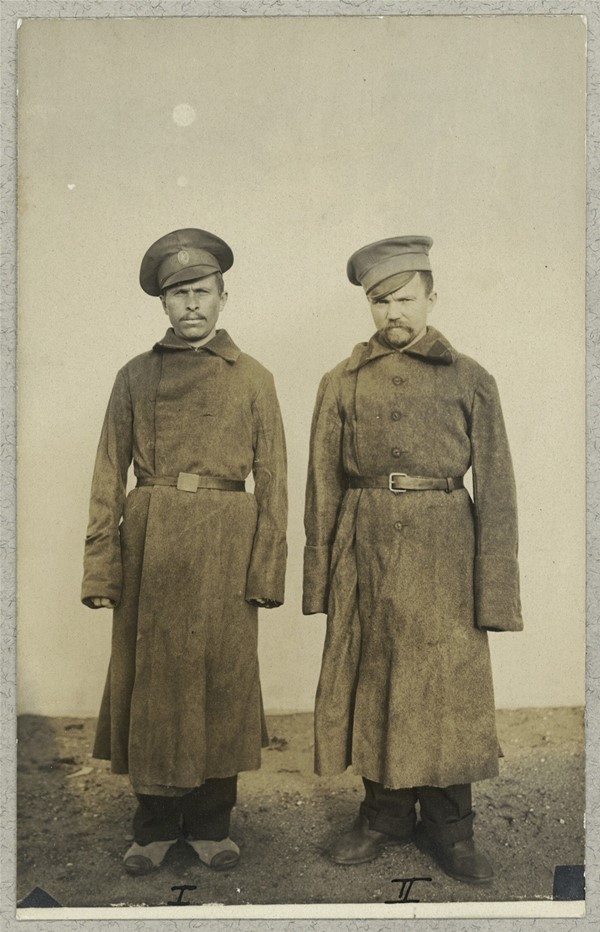 To russiske krigsfanger foran hus i Ribe