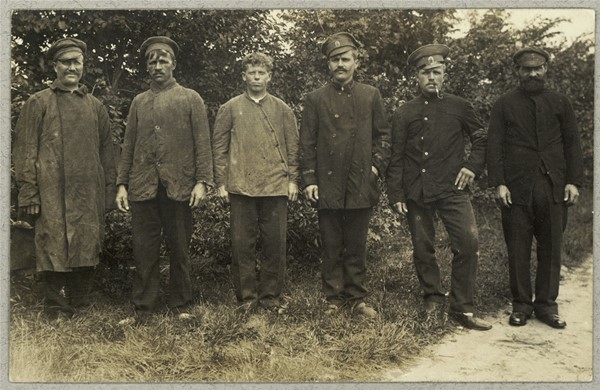 Seks krigsfanger ved vej