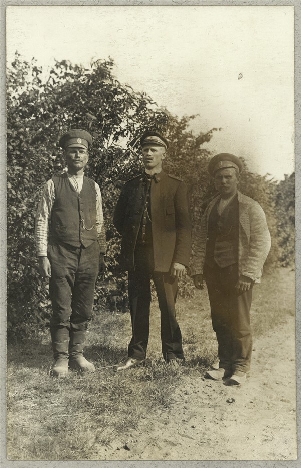 Tre russiske krigsfanger ved vej