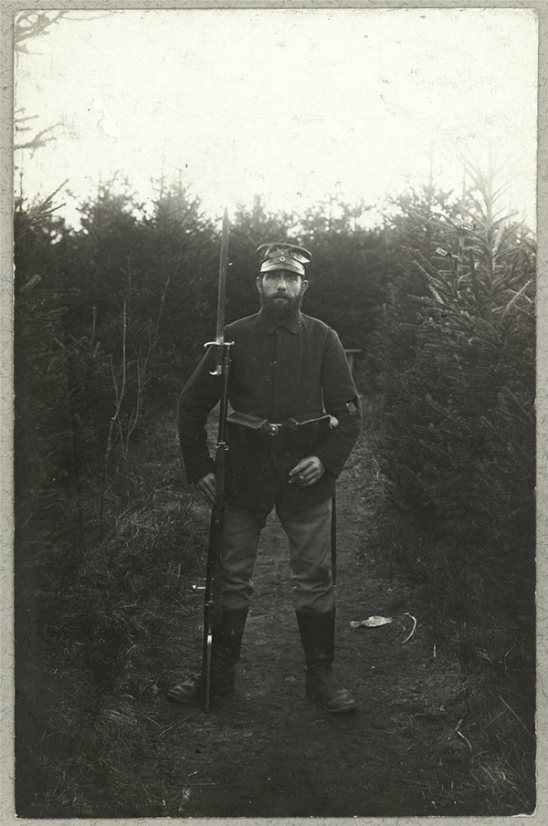 Soldat med gevær i K. Jensens plantage ved Skudstrup