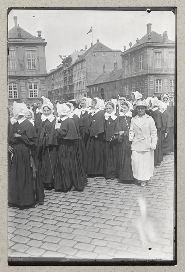 Diakonisser deltager i grundlovsoptoget 1915