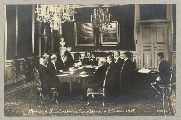 Christian X underskriver Grundloven d. 5 Juni 1915