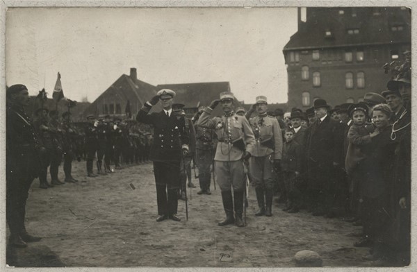 Militærparade i kasernegården i Sønderborg i forbindelse med de danske troppers indtog i Sønderjylland efter folkeafstemningen
