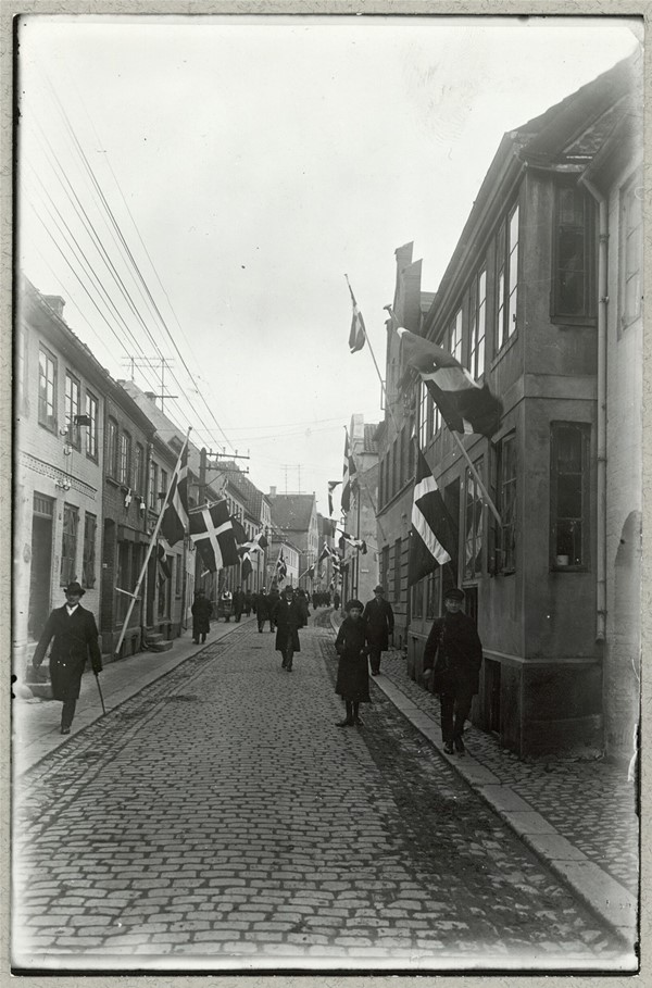 Danske flag i gade forud for folkeafstemningen i forbindelse med Genforeningen