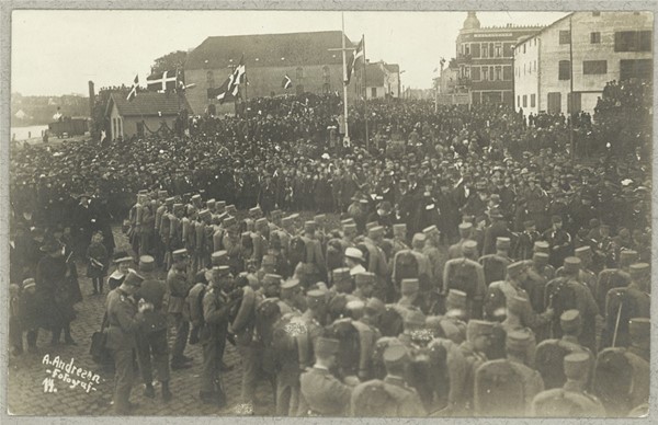 Danske soldater modtages på havnen i Haderslev