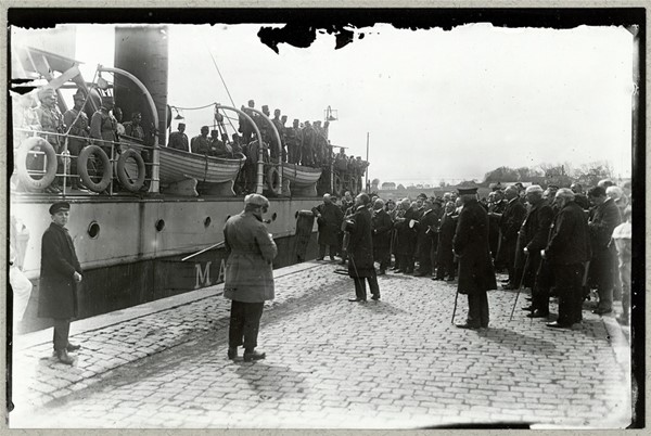 Danske tropper ankommer til Sønderjylland med DSB-færgen Marie