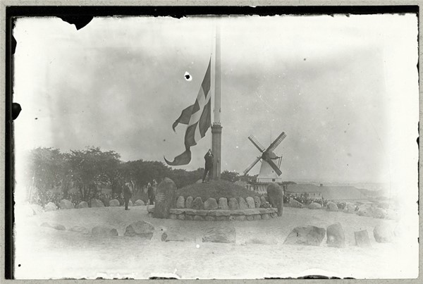 Dannebrog hejses ved genforeningsfesten i Dybbøl Skanser d. 11. juli 1920