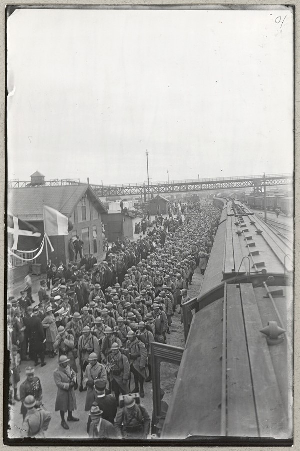 Franske tropper ankommer med tog i forbindelse med deres besøg i København efter Genforeningen