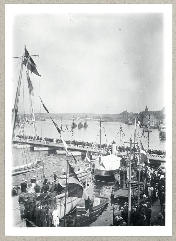 Kongeskibet Dannebrog ankommer til Sønderborg i forbindelse med genforeningsfesten 11. juli 1920