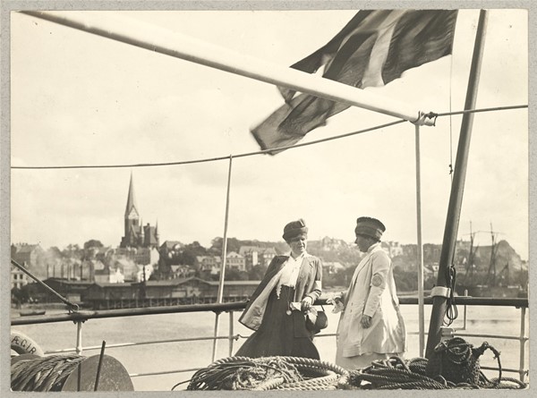 Fru Ramsing og Fru Fischer om bord på skibet Ægir i Flensborg Fjord