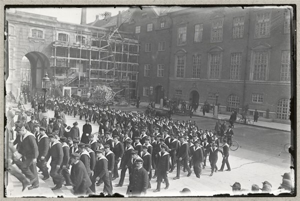 Engelske marinere ved Christiansborg under besøget i København efter Genforeningen
