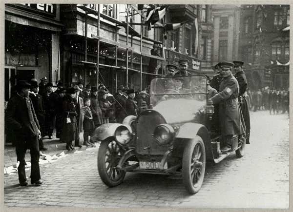 CIS-betjente på bil i forbindelse med de allieredes besættelse af afstemningszonerne