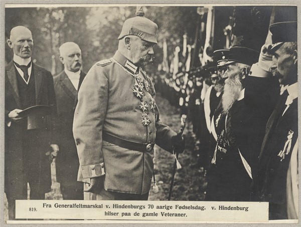 819. Fra Generalfeltmarskal v. Hindenburgs 70 aarige Fødselsdag. v. Hindenburg hilser paa de gamle Veteraner.