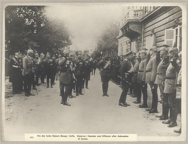 1023. Fra den tyske Kejsers Besøg i Sofia. Kejseren i Samtale med Officerer efter Ankomsten til Slottet.