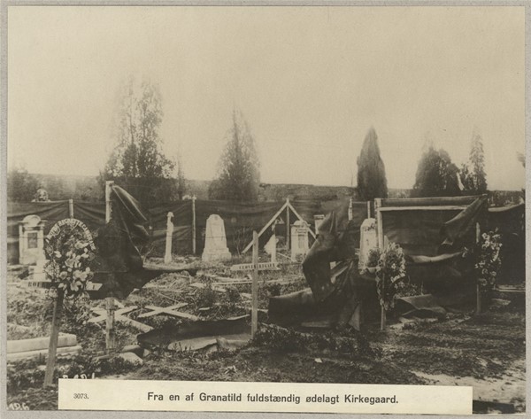 3073. Fra en af Granatild fuldstændig ødelagt Kirkegaard.