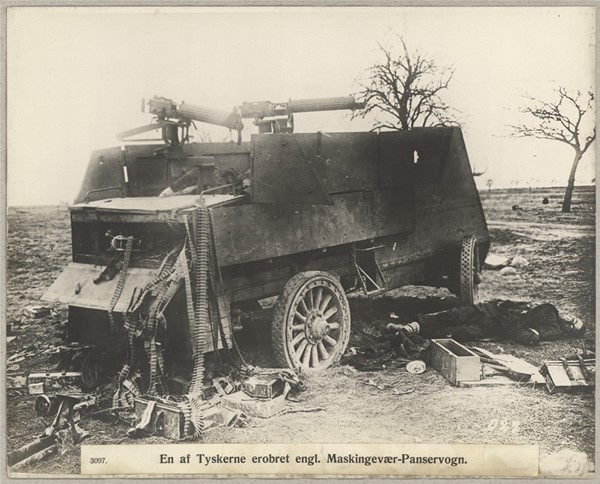 3091. En af Tyskerne erobret engl. Maskingevær-Panservogn.