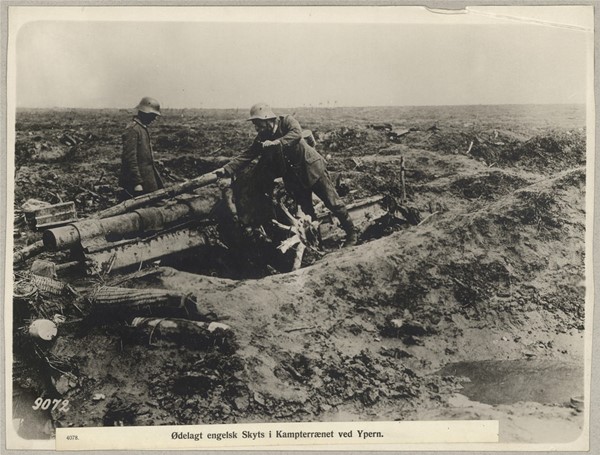 4078. Ødelagt engelsk Skyts i Kampterrænet ved Ypern.
