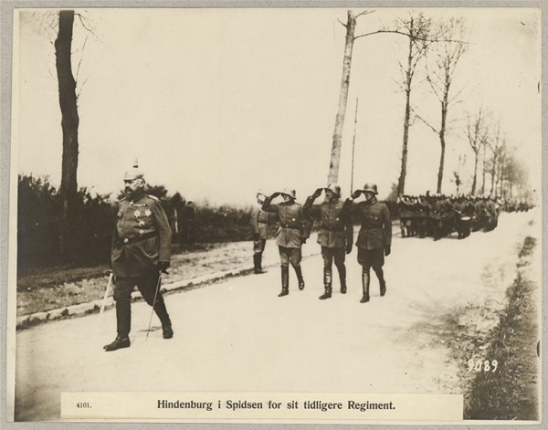4101. Hindenburg i Spidsen for sit tidligere Regiment.