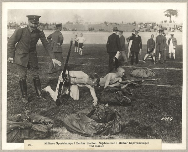 4724. Militære Sportskampe i Berlins Stadion: Sejrherrerne i Militær Kapsvømningen ved Maalet.