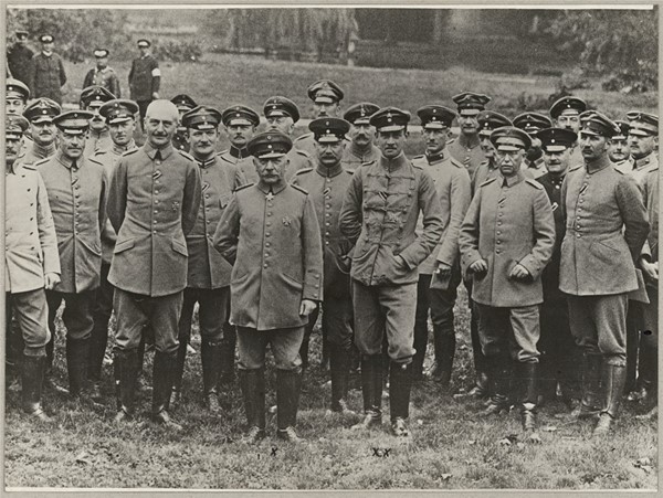 Lüttichs Erobrer General von Emmich omgivet af sin Officersstab.