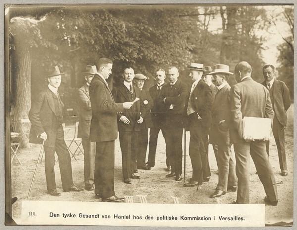 115. Den tyske Gesandt von Haniel hos den politiske Kommission i Versailles