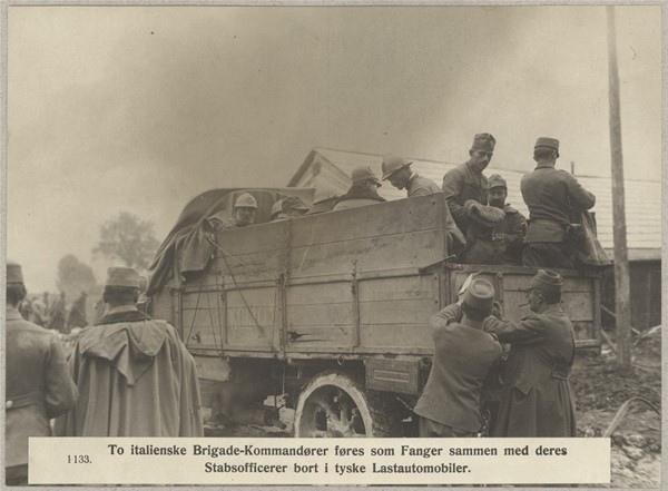1133. To italienske Brigade-Kommandører føres som Fanger sammen med deres Stabsofficerer bort i tyske Lastautomobiler.