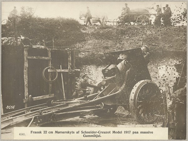 4141. Fransk 22 cm Mørserskyts af Schneider-Creuzot Model 1917 paa massive Gummihjul.