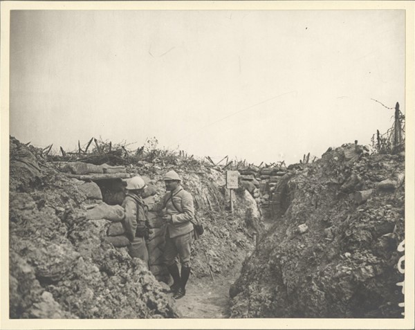 Front Francais. Soldats à l'éntrée d'un abri. Den franske front. Soldater ved indgangen til et beskyttelsesrum.
