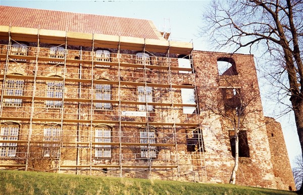Vestfløjen med pålægning af tegl, set fra Slotsbanken ved genopbygningen