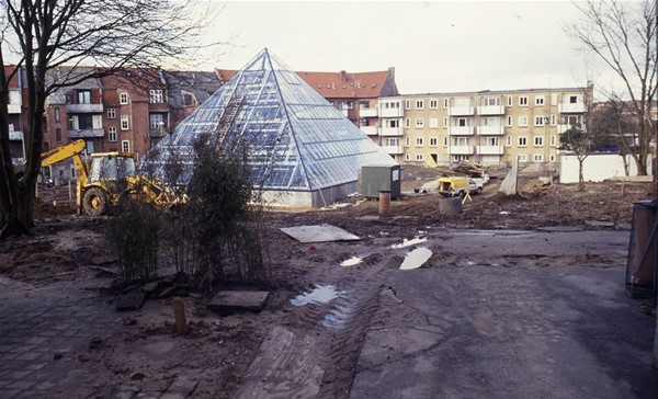 Pyramiden med rensningsanlæg i gården set fra Hollændervej