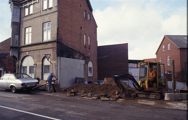 Nedbrydning af den tidligere cykelhandler og frisørsalon på Hollændervej
