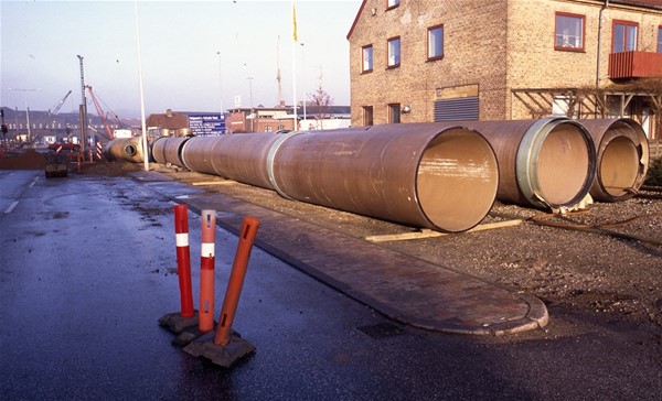 Store 15 meter lange kloakrør til ny ledning over havnepladsen
