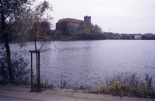 Slottet med Slotssøen set fra Fredericiagade