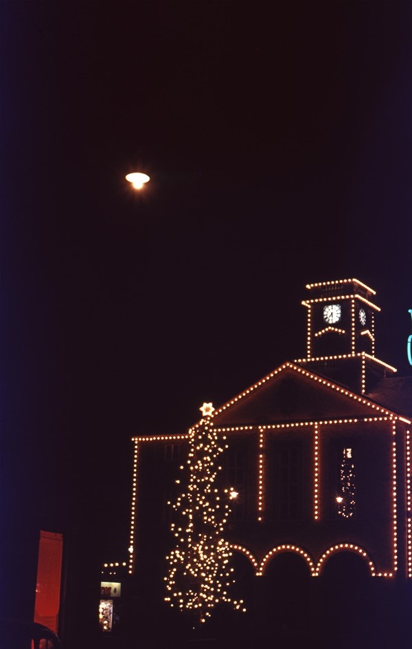 Juletræet ved aften med tændt lys