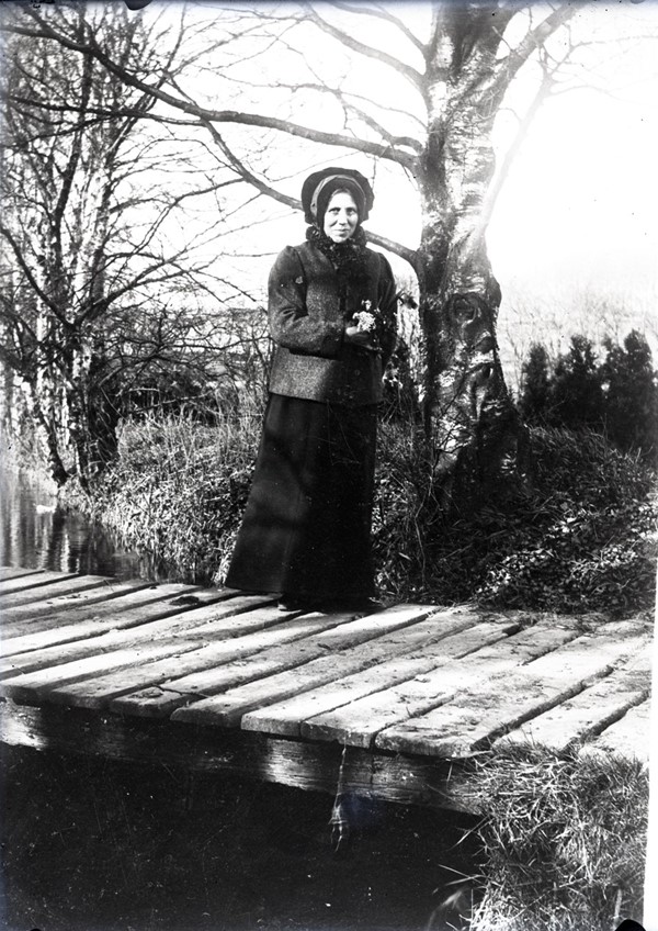 Mor på den gamle bro over Bækken, Kolding planteskole (Ejlersvej 2 i Kolding). Mor Dothea, hustru Olsen, født Sørensen 1864 - 1948. Ifølge protokol over fortografiske samlinger skriver A.O. 
