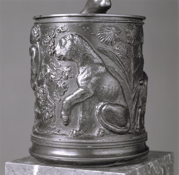 Cylinder med relief, forestillende to satyrer på hver sin side af en vinkrukke, en panter og en ged
