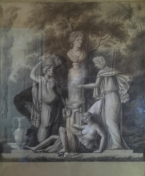 Udkast til et mindesmærke i skulptur: På en høj rund piedestal ses busten af Kronprisesse mari Sophie Frederikke, Fr. VI's gemalinde. Foran piedestalen et lille alter m. brændende ild. Omkringaltret ses 3 kvindelige figurer, i bagrunden et skovparti.